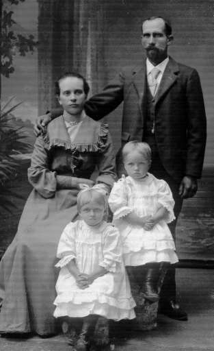 Oskar o Julia med Signe o Elsa