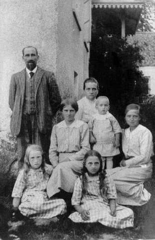 Oskar och Julia med familj